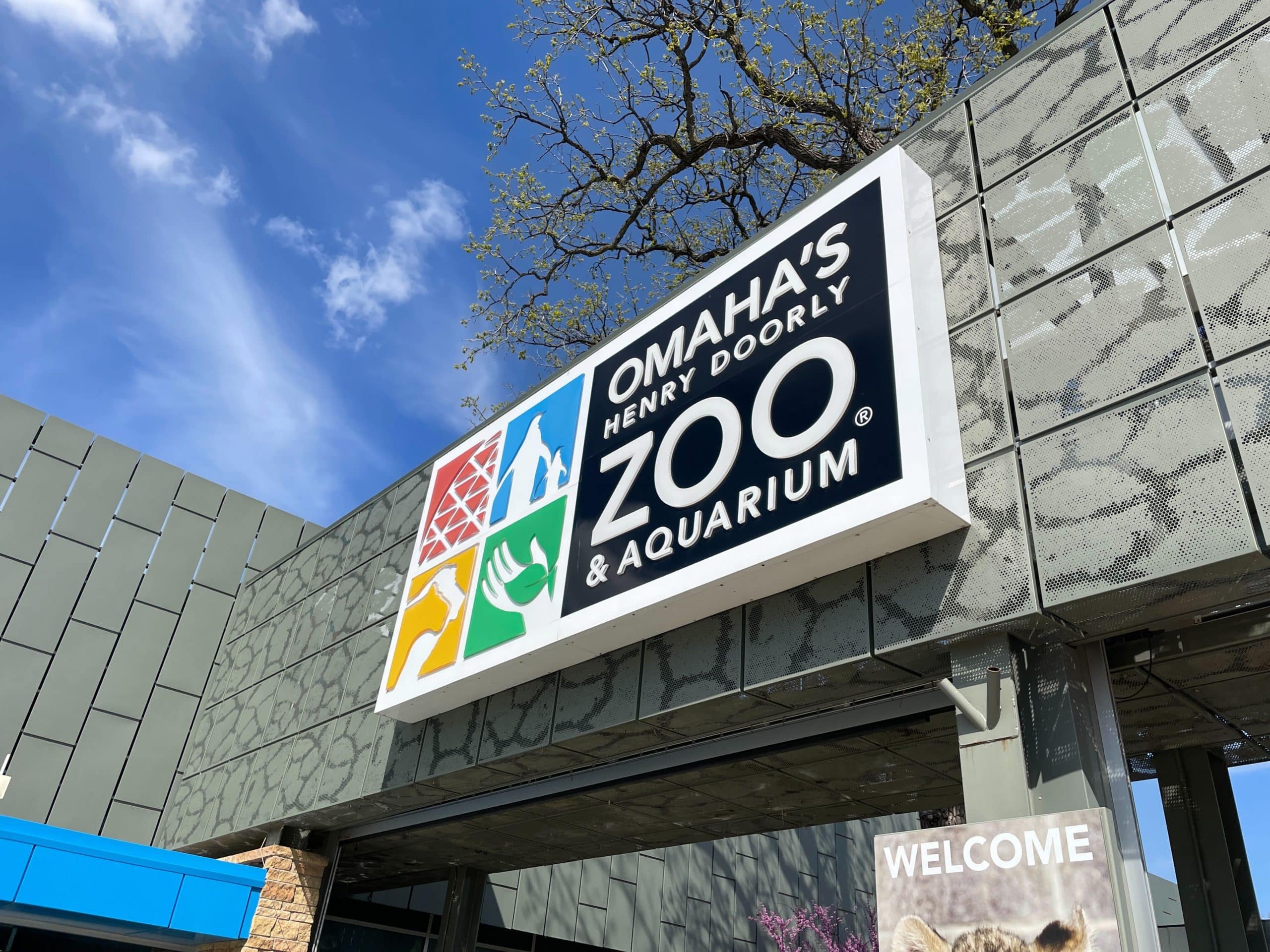 Omaha Henry Doorly Zoo and Aquarium sign over the zoo's entrance. 