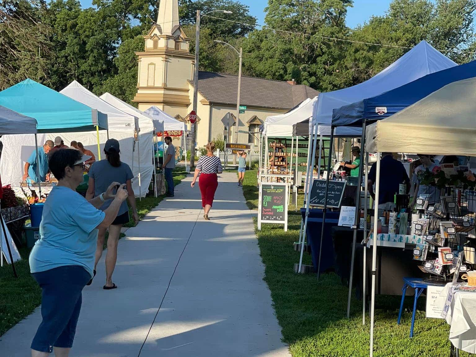 Patrons browsing the Bellevue Hometown Market